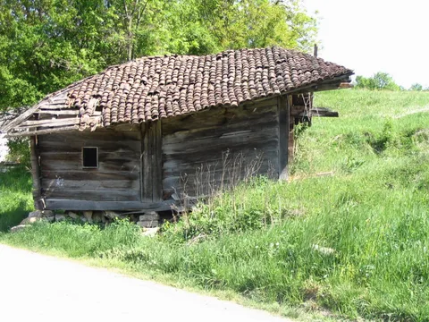 Stara drvena kuća na putu do Banje Gornja Trepča