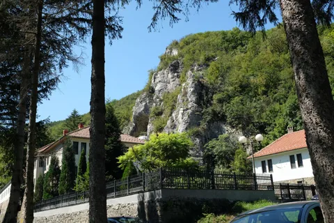 Pogled na Manastir Gornjak sa stenovitom liticom u pozadini