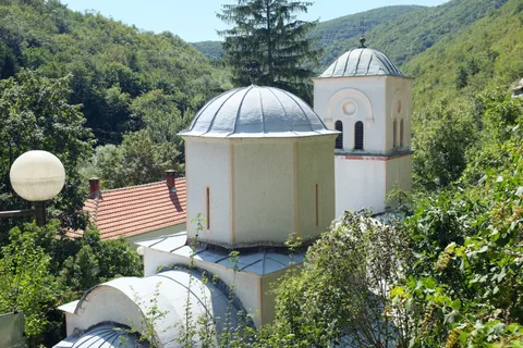 Kupola i zvonik crkve Manastira Gornjak okruženi zelenilom