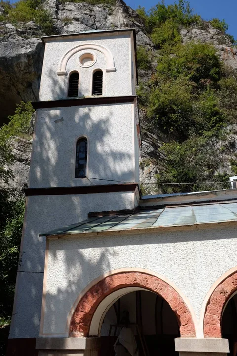 Mala crkva Manastira Gornjak usečena u stenu