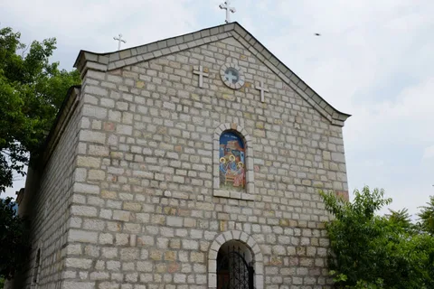 Pročelje crkve sa ikonom Svete Trojice